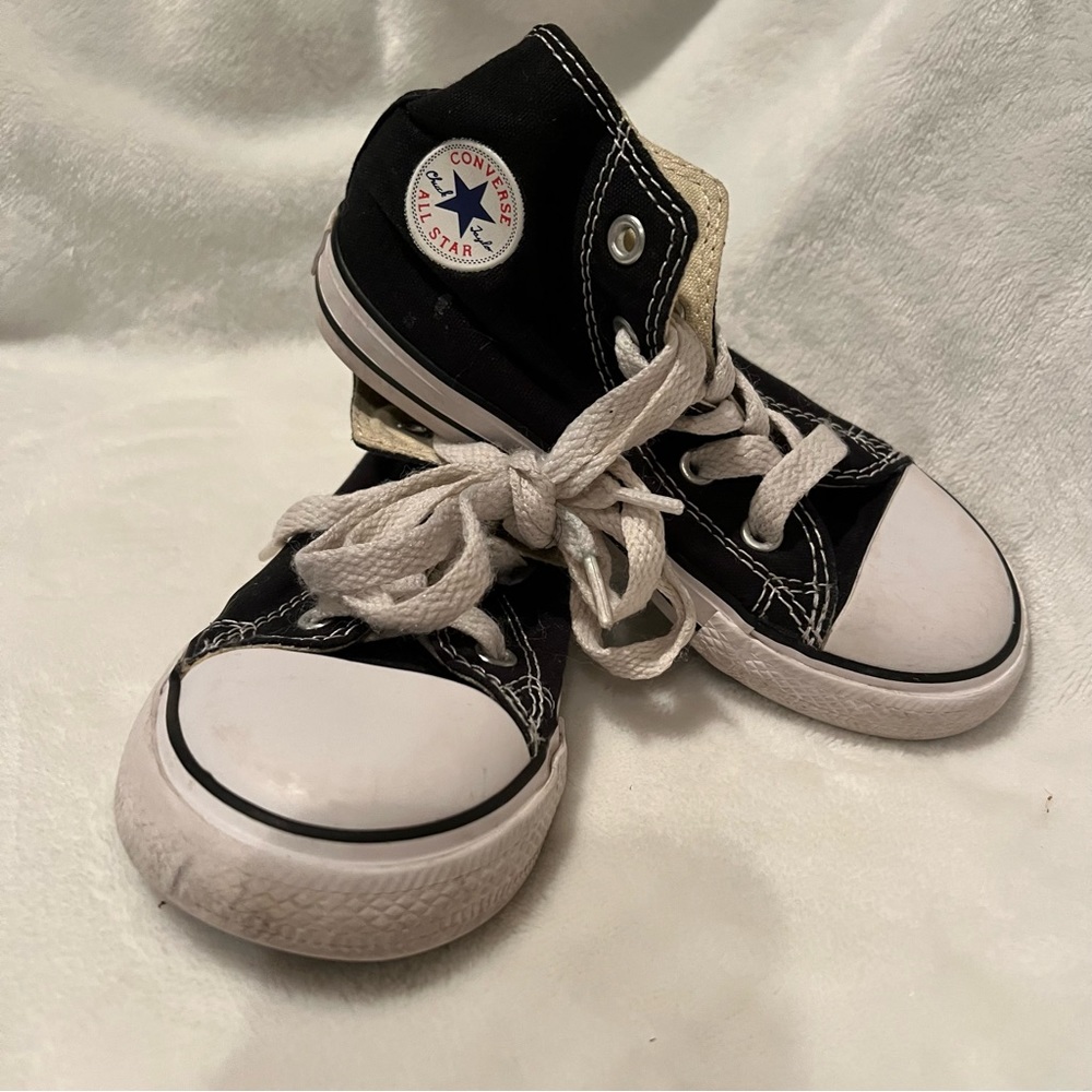 Boys high tops Converse shoes size 9 used